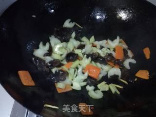Stir-fried Fungus with Carrots and Celery recipe