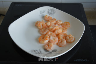 Stir-fried Green Peppers with Shrimp and Lily recipe