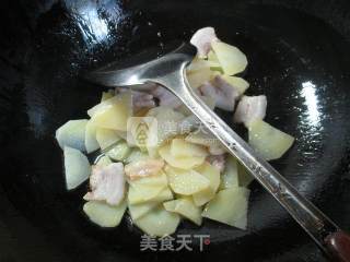 Stir-fried Potatoes with Pork Belly in Soy Sauce recipe