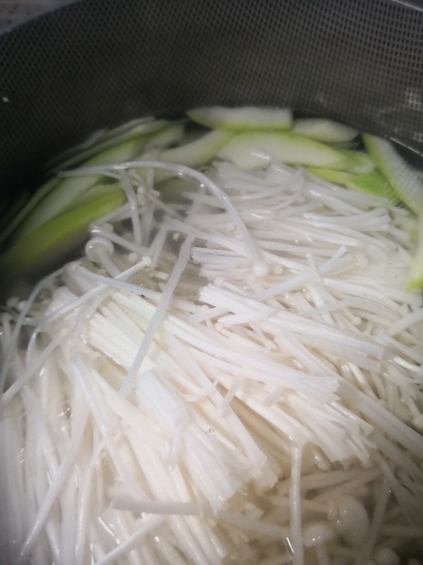 Zucchini and Enoki Mushroom Soup recipe