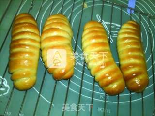 #aca烤明星大赛# Bean Paste Caterpillar Bread recipe