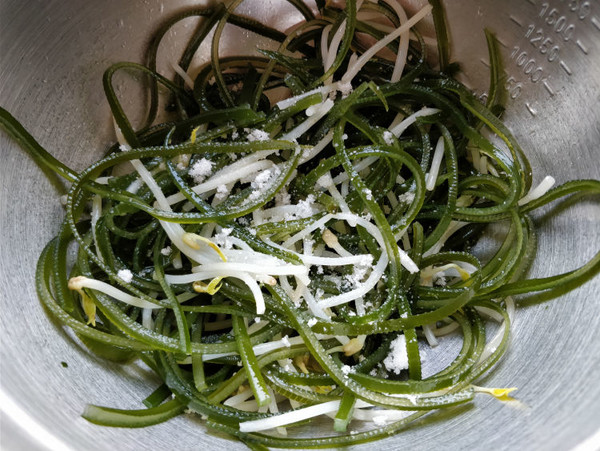 Refreshing Meal: Kelp Shreds Mixed with Bean Sprouts recipe