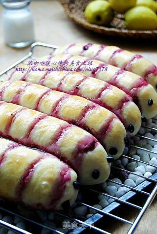 Super Cute-caterpillar Bread with Blueberry Sauce recipe