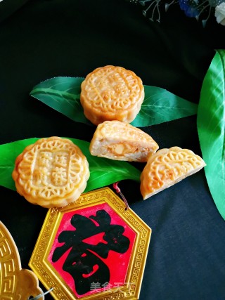 Cantonese-style Lotus Paste and Egg Yolk Mooncakes recipe