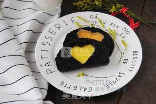#aca烤明星大赛# Fried Bamboo Charcoal Toast Slices with Olives recipe