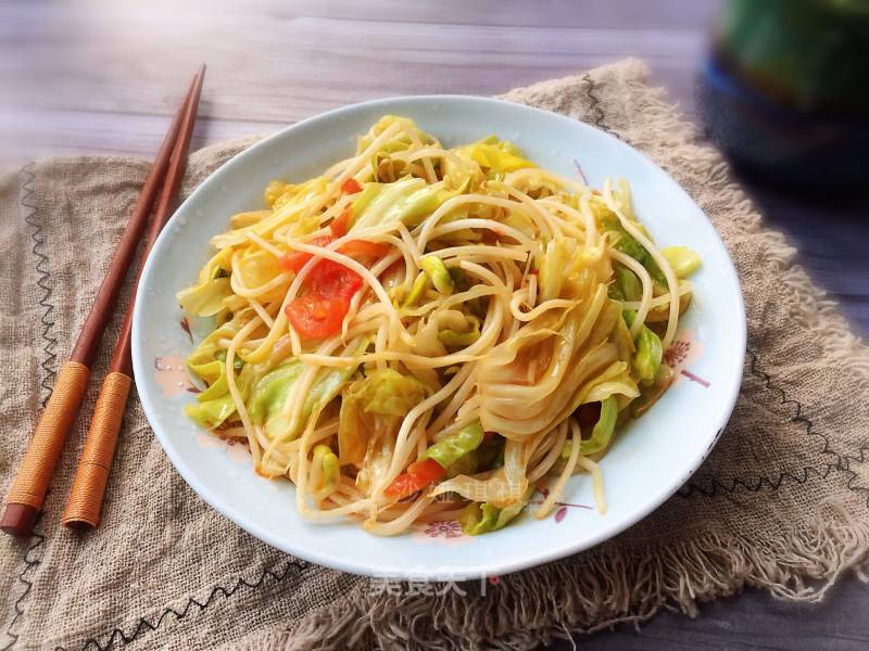 Stir-fried Cabbage with Tomato and Bean Sprouts recipe
