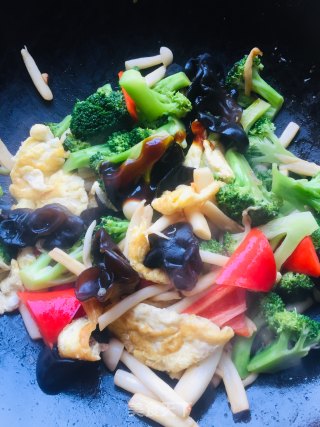 Scrambled Eggs with Broccoli, Seafood, Mushroom and Fungus recipe