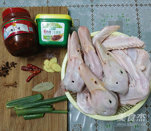 Sauce-flavored Duck Head and Duck Wings recipe