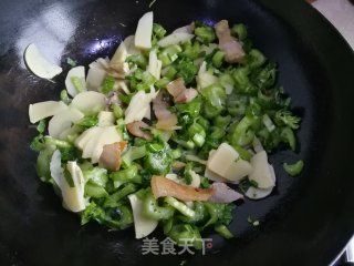 Stir-fried Bamboo Shoots with Bacon and Mustard Greens recipe