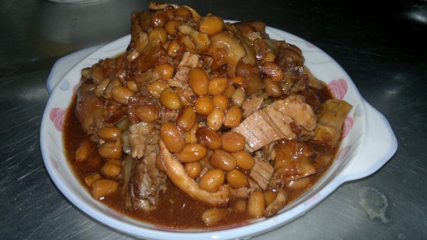 Braised Pork Knuckles with Red Dates and Peanuts recipe