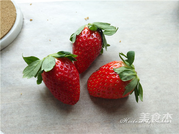 Strawberry Flowing Heart Mousse Cake (4-inch) recipe