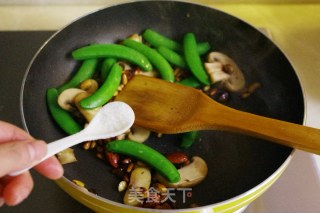 Stir-fried Arctic Shrimp with Nuts recipe