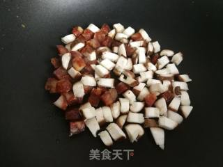 Stir-fried Bun with Bacon and Mushrooms recipe