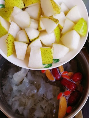 Tremella Pear Soup (good for Removing Dryness in Autumn, Clearing Fire, and Moisturizing Lungs) recipe