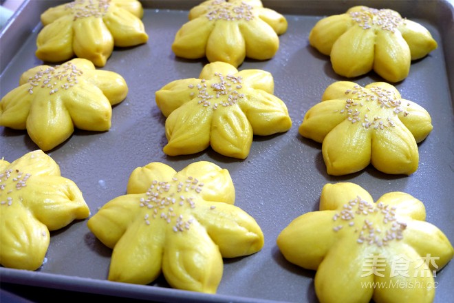 Pumpkin Flower Buns recipe