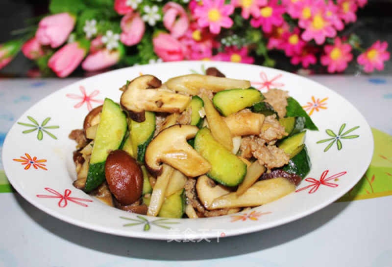 Stir-fried Cucumber with Mushrooms and Burdock recipe