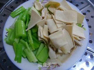 Stir-fried Bean Curd with Celery recipe