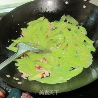 Lettuce Slices with Dried Chilli Minced Meat recipe
