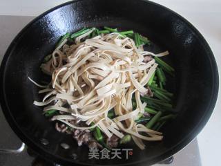 Thousand Slices of Beef Shredded with Chives and Stalks recipe