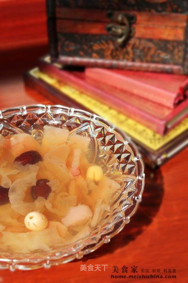 A Sweet Drink to Invigorate Lungs-tremella, Snow Pear and Lotus Seed Soup recipe