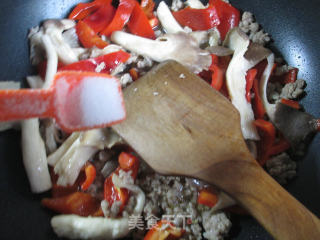 Stir-fried Xiuzhen Mushroom with Minced Meat and Red Pepper recipe