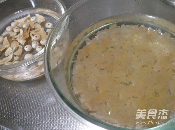 White Lotus Lily and White Fungus Soup recipe