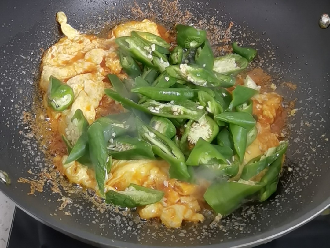 Scrambled Eggs with Green Peppers that Don’t Even Need Salt, Fry 1 Plate of Rice for 2 Bowls recipe
