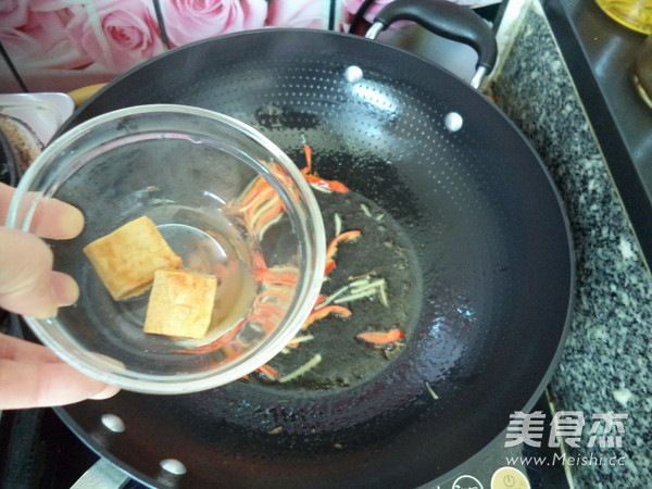 Stir-fried Bean Curd with Garland Chrysanthemum recipe