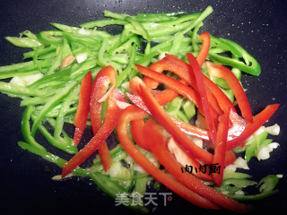 #trust之美#青椒红椒炒猪耳#肉肉厨 recipe