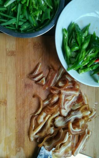 Stir-fried Pork Ears with Green Peppers recipe