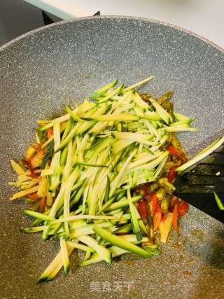 Zucchini, Fungus and Pickled Pork with Pepper recipe