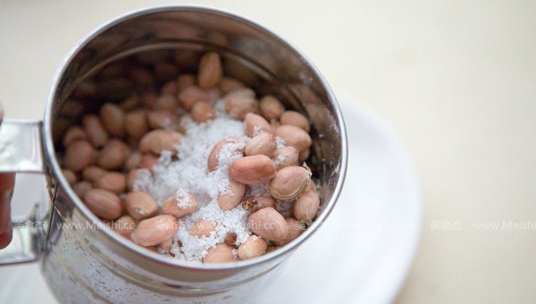 Salt-baked Pepper Fragrant Peanuts recipe