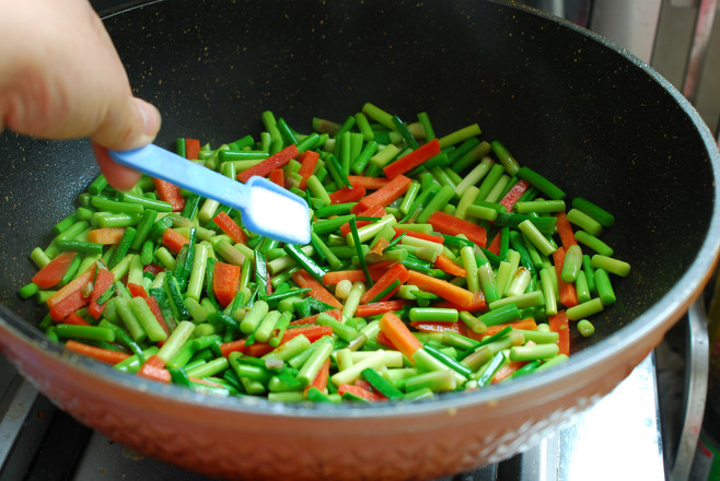 Scrambled Eggs with Garlic Stalks recipe