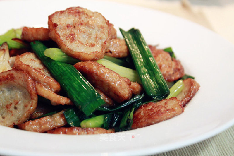 Stir-fried Pork Rolls with Celery and Garlic Sprouts recipe