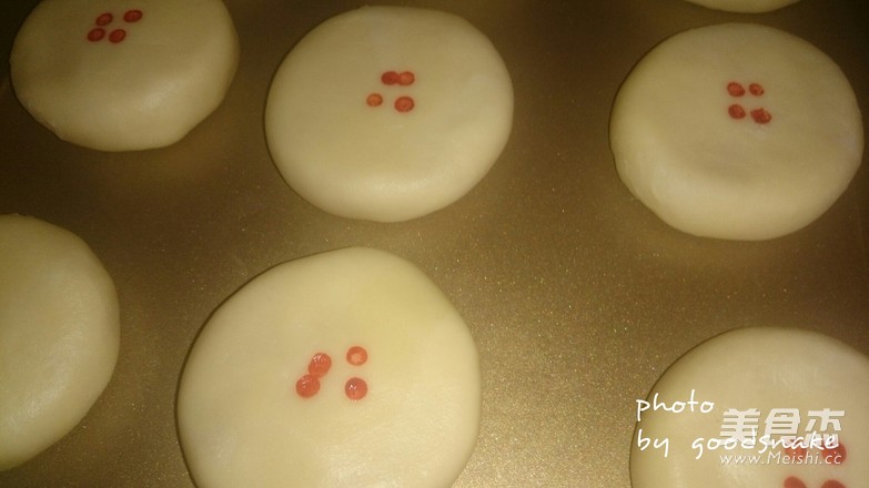 Soviet-style White Kidney Bean Filling Mooncakes recipe