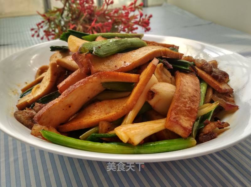 Stir-fried Pork with Garlic Sprouts recipe