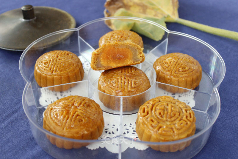 Cantonese Egg Yolk Mooncake recipe