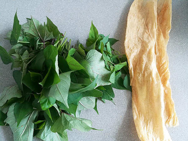 Stir-fried Egg White Pork with Sweet Potato Leaves recipe