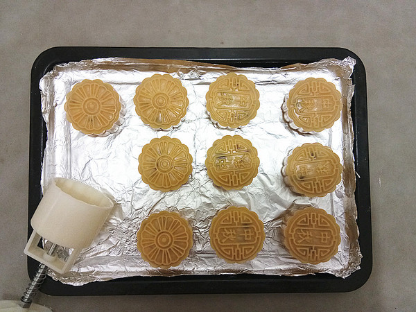 Cantonese-style Coconut Cranberry Mooncakes recipe