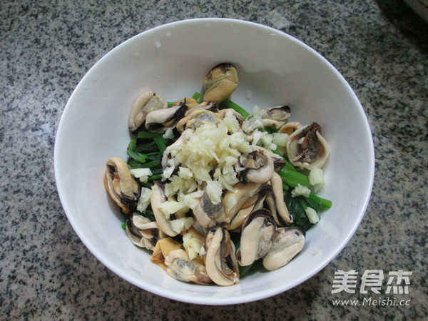 Spinach Mixed with Mussels recipe