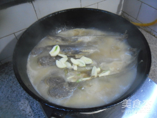 Braised Fish with Garlic recipe