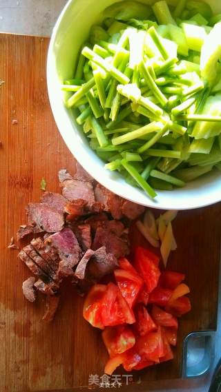 Celery and Tomato Sauteed Pork recipe