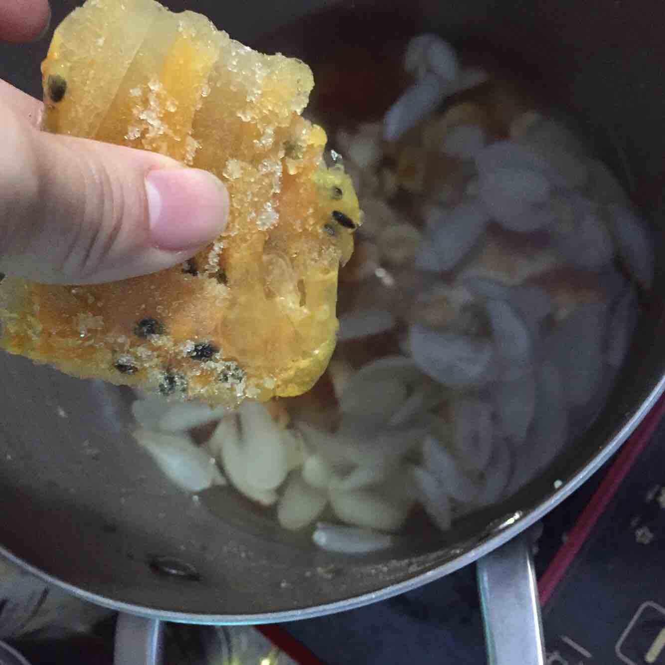 Soothe The Nerves, Moisten The Lungs and Relieve Fatigue, Peach Gum, Lotus Seeds and Lily Soup recipe