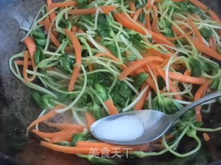 Stir-fried Black Bean Sprouts with Carrots recipe