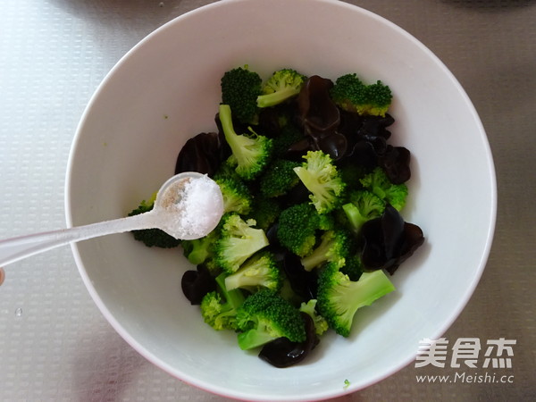 Broccoli with Edible Fungus recipe