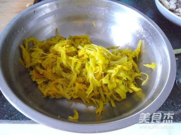 Garlic Pepper Mixed with Yellow Flowers recipe