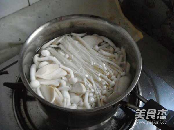 Mushroom Hot Pot in Thick Soup recipe