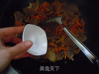 [stir-fried Duck Gizzards with Cordyceps Flower]---fifth New Year’s Eve Dish "golden Land" recipe