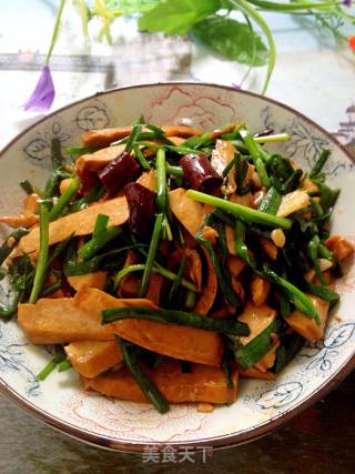 Stir-fried Chicken with Leek and Fragrant Dry recipe