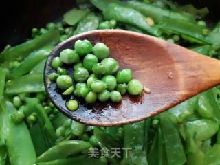 Scrambled Eggs with Peas recipe